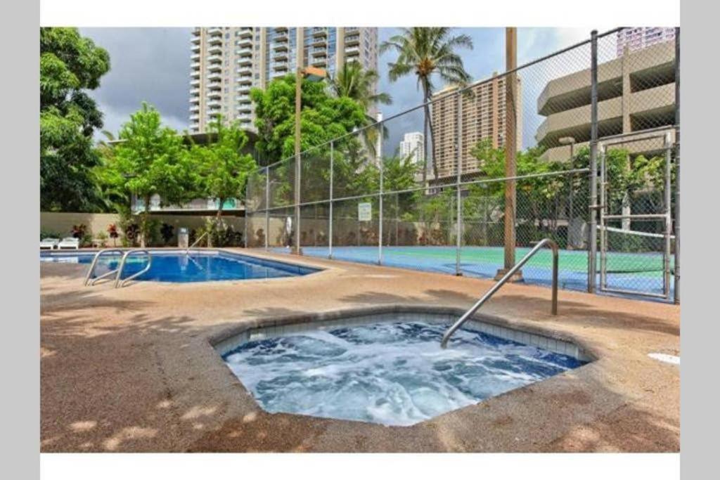 Waikiki Studio Steps To Beach-Mall Free Parking-Wifi هونولولو المظهر الخارجي الصورة