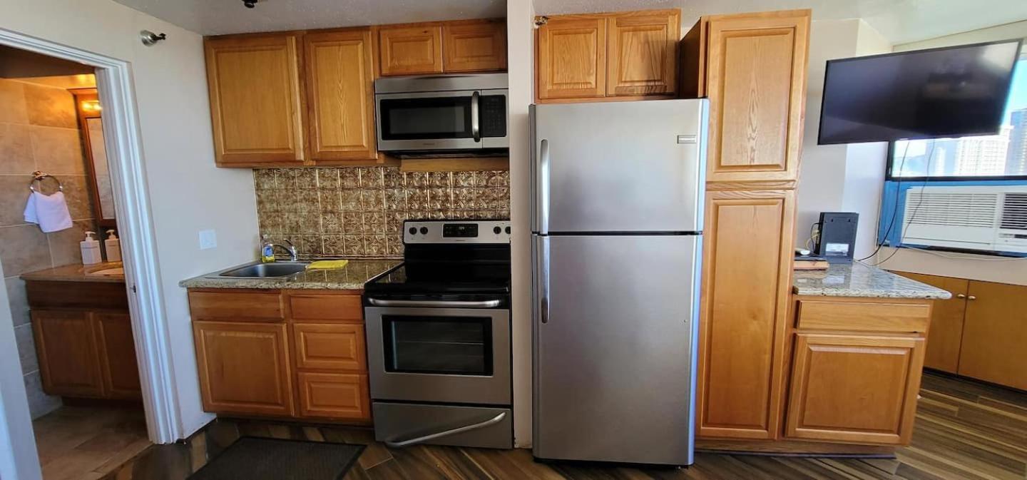 Waikiki Studio Steps To Beach-Mall Free Parking-Wifi هونولولو الغرفة الصورة